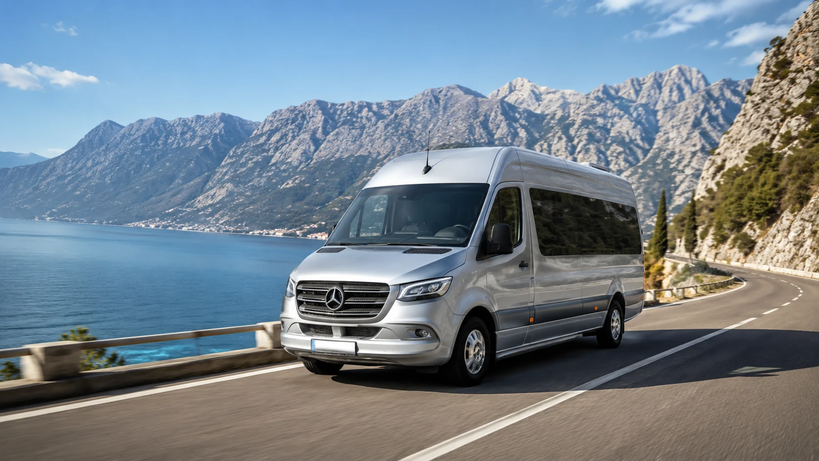 Mercedes Sprinter на прибрежной трассе